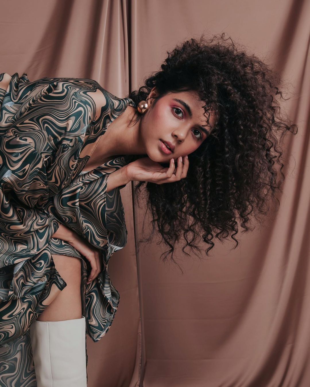 സോ കൂൾ കൽ സോൺ! കണ്ടിട്ട് ദുൽഖറിന് പോലും മനസ്സിലായില്ല,  കല്യാണിയുടെ പുത്തൻ ലുക്ക്, ചിത്രങ്ങൾ