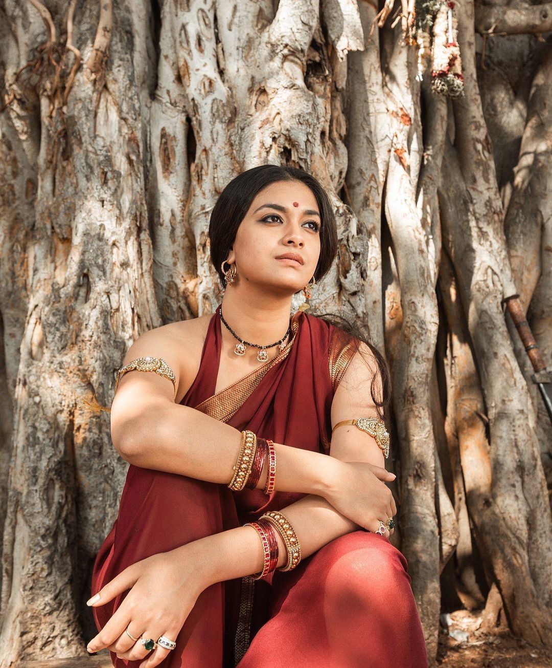 ഇങ്ങനെയൊന്നും നോക്കല്ലേ കീർത്തി; മെറൂൺ സാരി കീർത്തി സുരേഷിന്റെ മരയ്ക്കാർ ലുക്ക് വൈറൽ