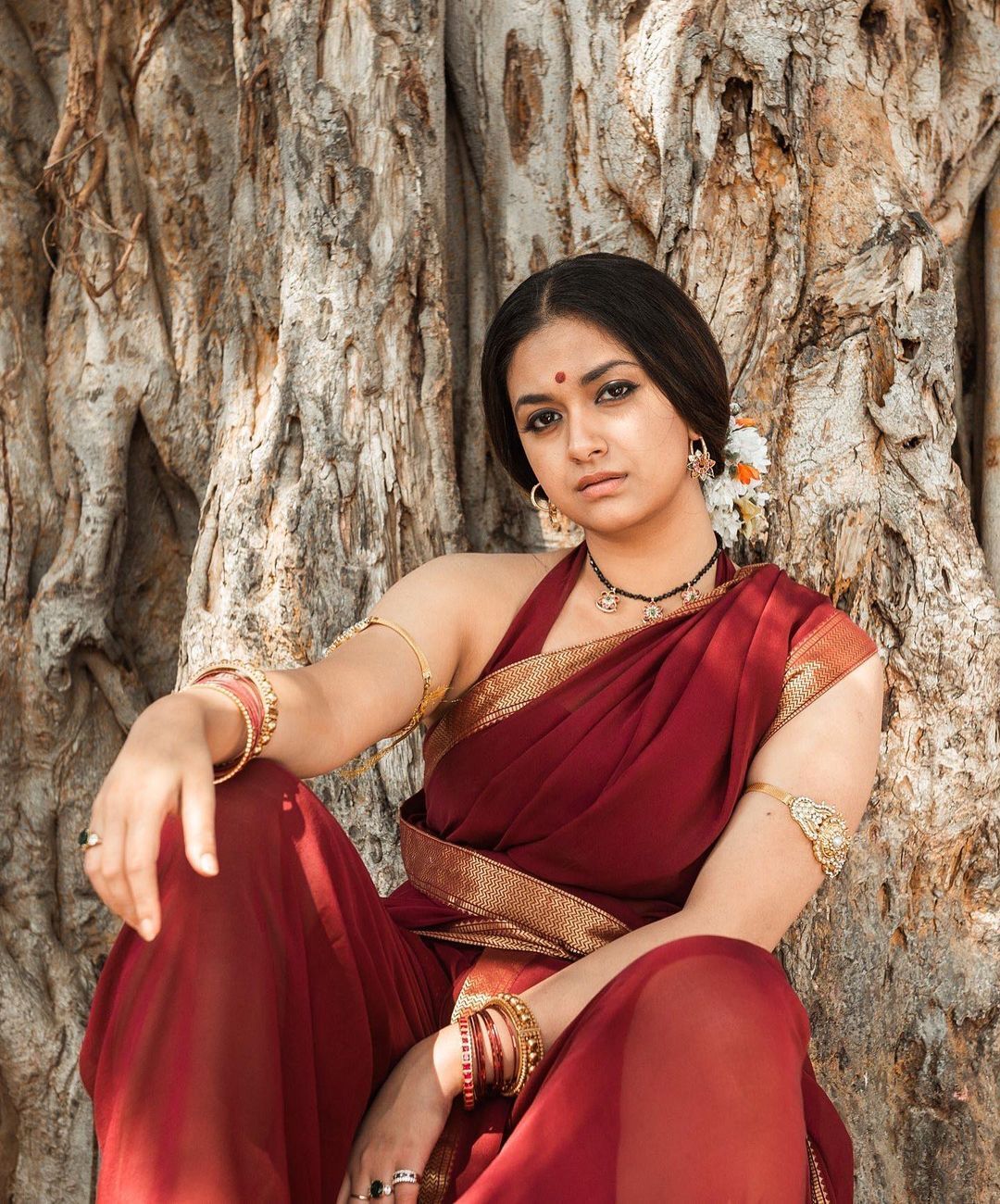 ഇങ്ങനെയൊന്നും നോക്കല്ലേ കീർത്തി; മെറൂൺ സാരി കീർത്തി സുരേഷിന്റെ മരയ്ക്കാർ ലുക്ക് വൈറൽ