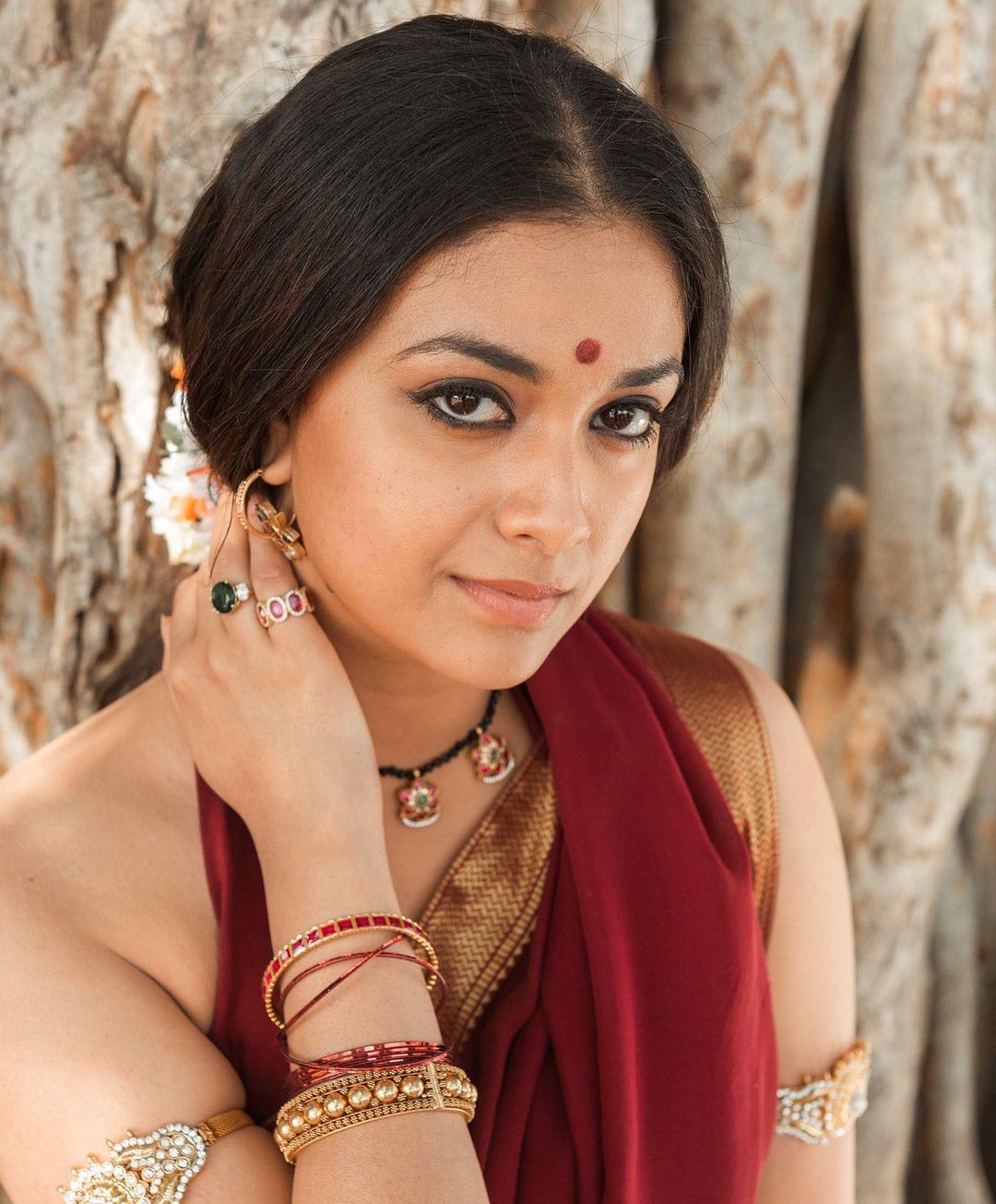 ഇങ്ങനെയൊന്നും നോക്കല്ലേ കീർത്തി; മെറൂൺ സാരി കീർത്തി സുരേഷിന്റെ മരയ്ക്കാർ ലുക്ക് വൈറൽ