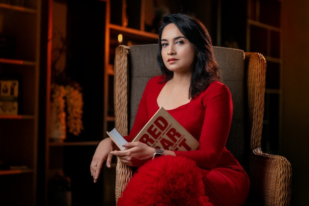 'റെഡ് ലേഡി' അല്ല.. ഇത് നമ്മുടെ സ്വന്തം ലെന.. പുതിയ ലുക്ക് വൈറൽ