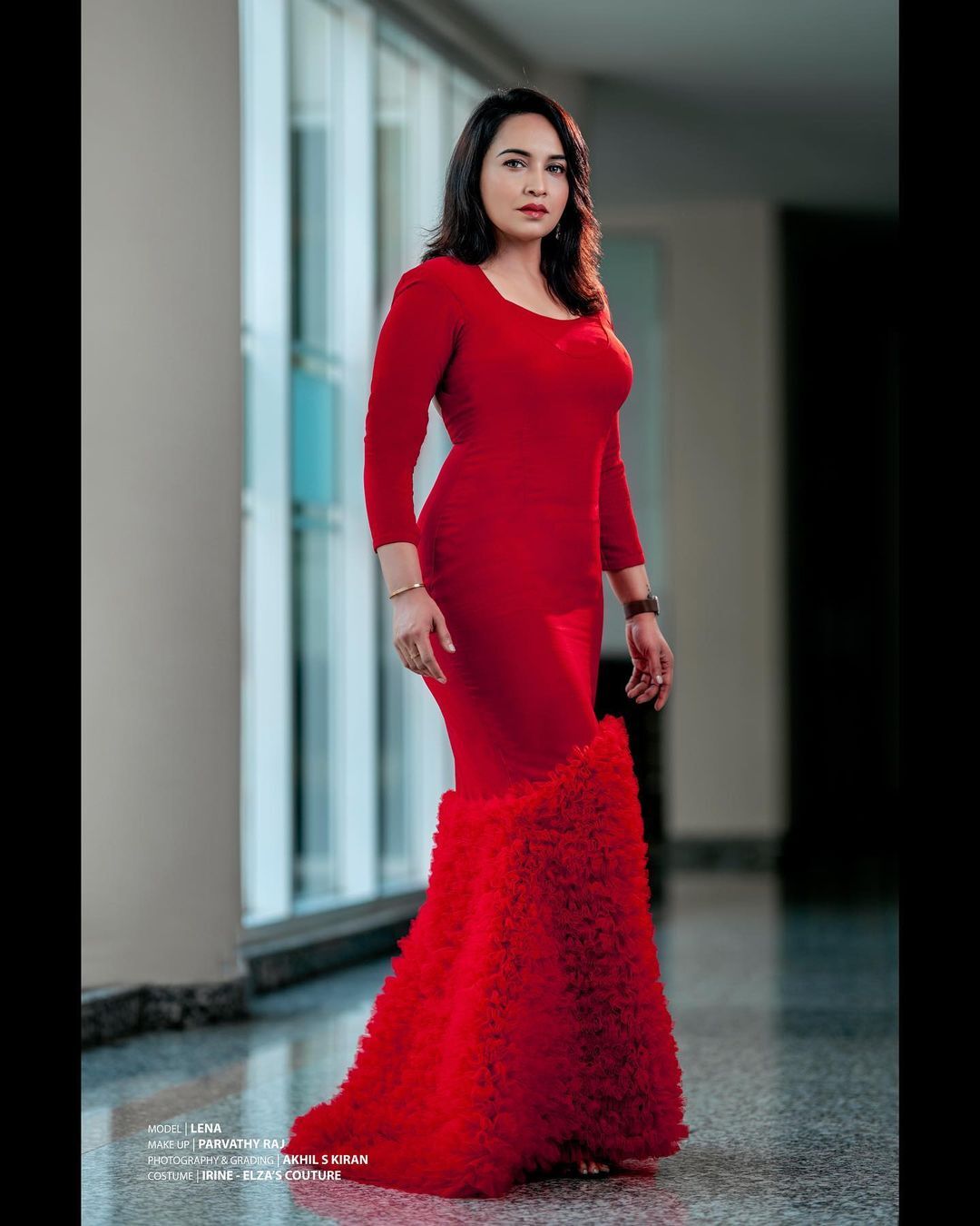 'റെഡ് ലേഡി' അല്ല.. ഇത് നമ്മുടെ സ്വന്തം ലെന.. പുതിയ ലുക്ക് വൈറൽ