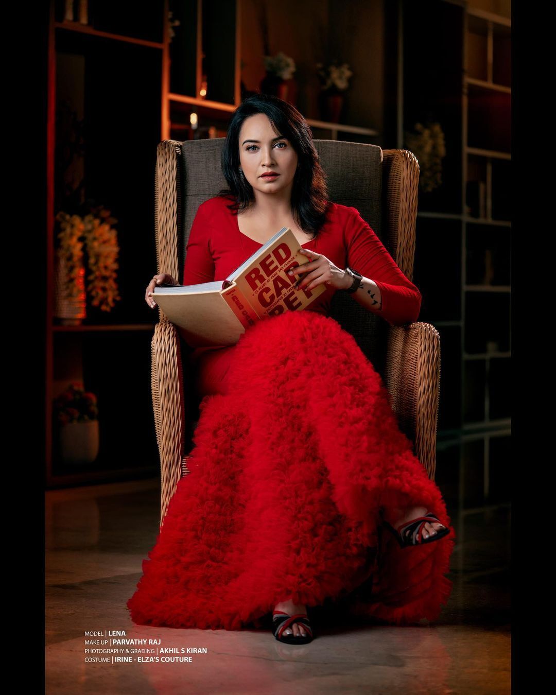 'റെഡ് ലേഡി' അല്ല.. ഇത് നമ്മുടെ സ്വന്തം ലെന.. പുതിയ ലുക്ക് വൈറൽ