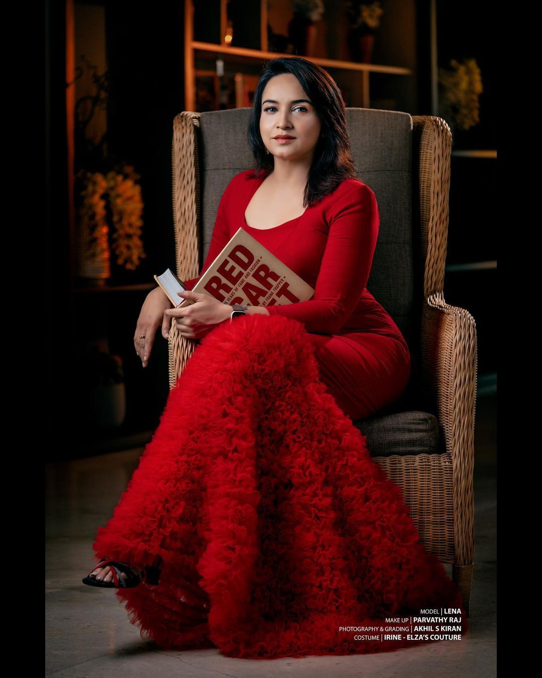 'റെഡ് ലേഡി' അല്ല.. ഇത് നമ്മുടെ സ്വന്തം ലെന.. പുതിയ ലുക്ക് വൈറൽ