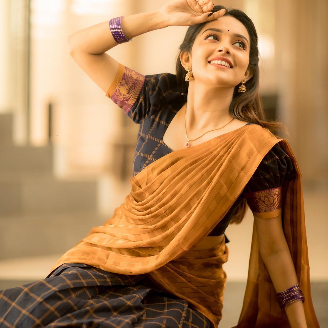 ടിപ്പ് ടോപ്പിൽ മഹിമ... താരത്തിന്റെ ചിത്രങ്ങൾ കാണാം