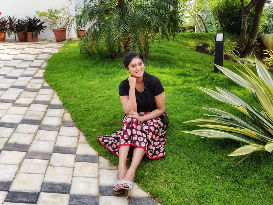 സാരിയിൽ വൻ ഹോട്ടായി കല്യാണി... നടിയുടെ ഫോട്ടോകൾ വൈറൽ