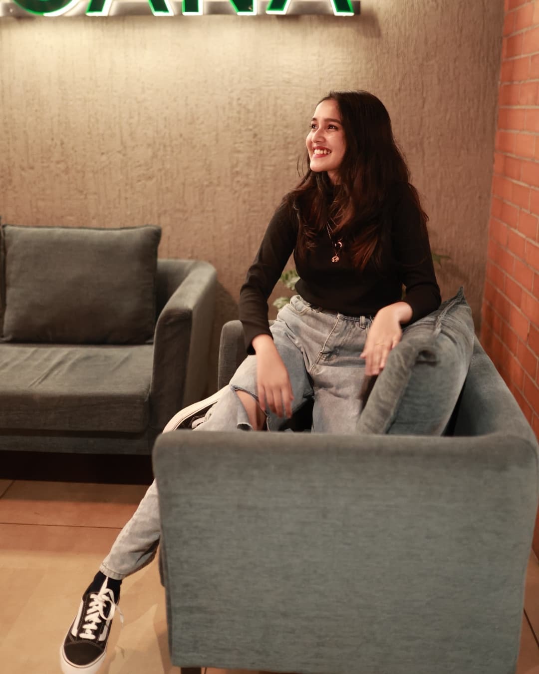 ദേ നോക്കൂ... ഒരു മഞ്ഞക്കിളി; അനിഖ എന്ത് ഭംഗിയാണ് കാണാന്‍, പൊളിച്ചെന്ന് ആരാധകര്‍