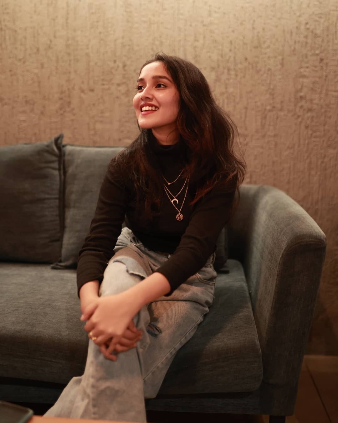 ദേ നോക്കൂ... ഒരു മഞ്ഞക്കിളി; അനിഖ എന്ത് ഭംഗിയാണ് കാണാന്‍, പൊളിച്ചെന്ന് ആരാധകര്‍