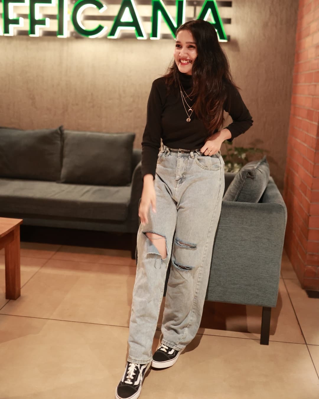 ദേ നോക്കൂ... ഒരു മഞ്ഞക്കിളി; അനിഖ എന്ത് ഭംഗിയാണ് കാണാന്‍, പൊളിച്ചെന്ന് ആരാധകര്‍