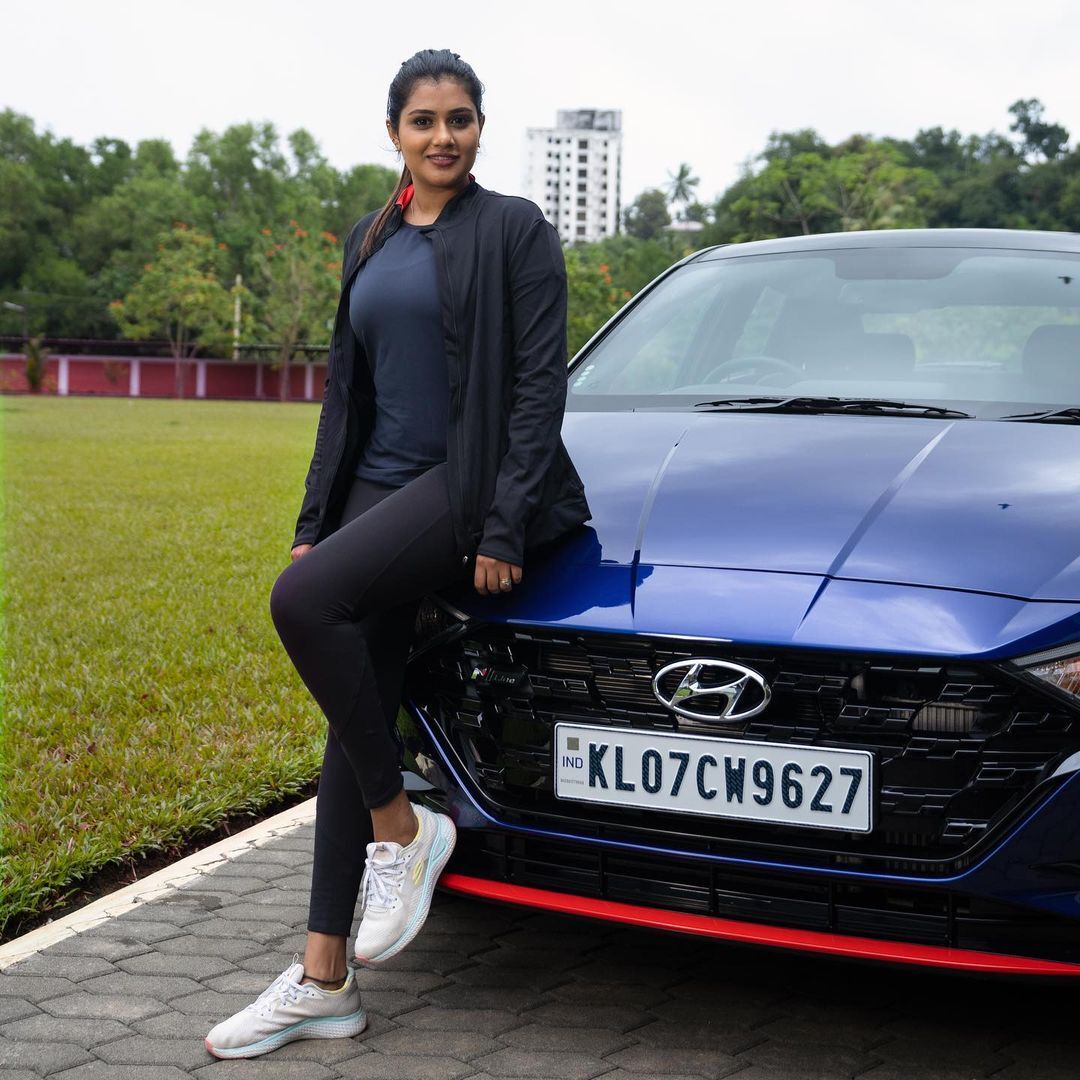 അലീന പടിക്കൽ സിമ്പിൾ ആണ്, ബട്ട് ബ്യൂട്ടിഫുൾ ടൂ... നടിയുടെ പുതിയ ചിത്രങ്ങൾ ഏറ്റെടുത്ത് ആരാധകർ