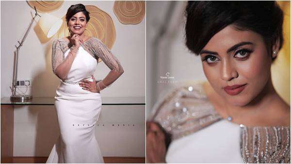 വെള്ള ഗൗണില്‍ ഗ്ലാമറസായി എത്തിയ ഇനിയ; പുത്തന്‍ ചിത്രങ്ങള്‍ ഇതാ