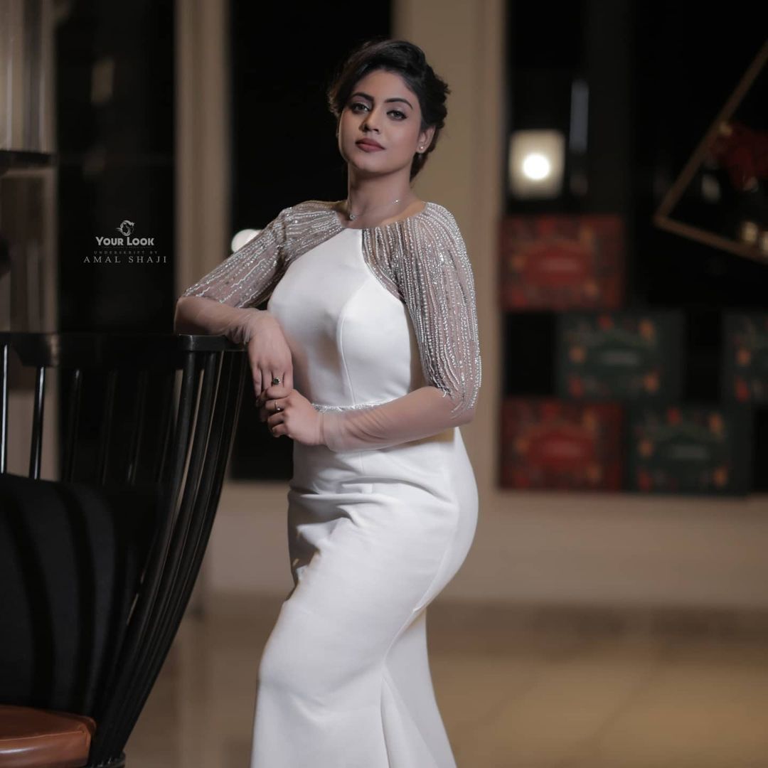 വെള്ള ഗൗണില്‍ ഗ്ലാമറസായി എത്തിയ ഇനിയ; പുത്തന്‍ ചിത്രങ്ങള്‍ ഇതാ