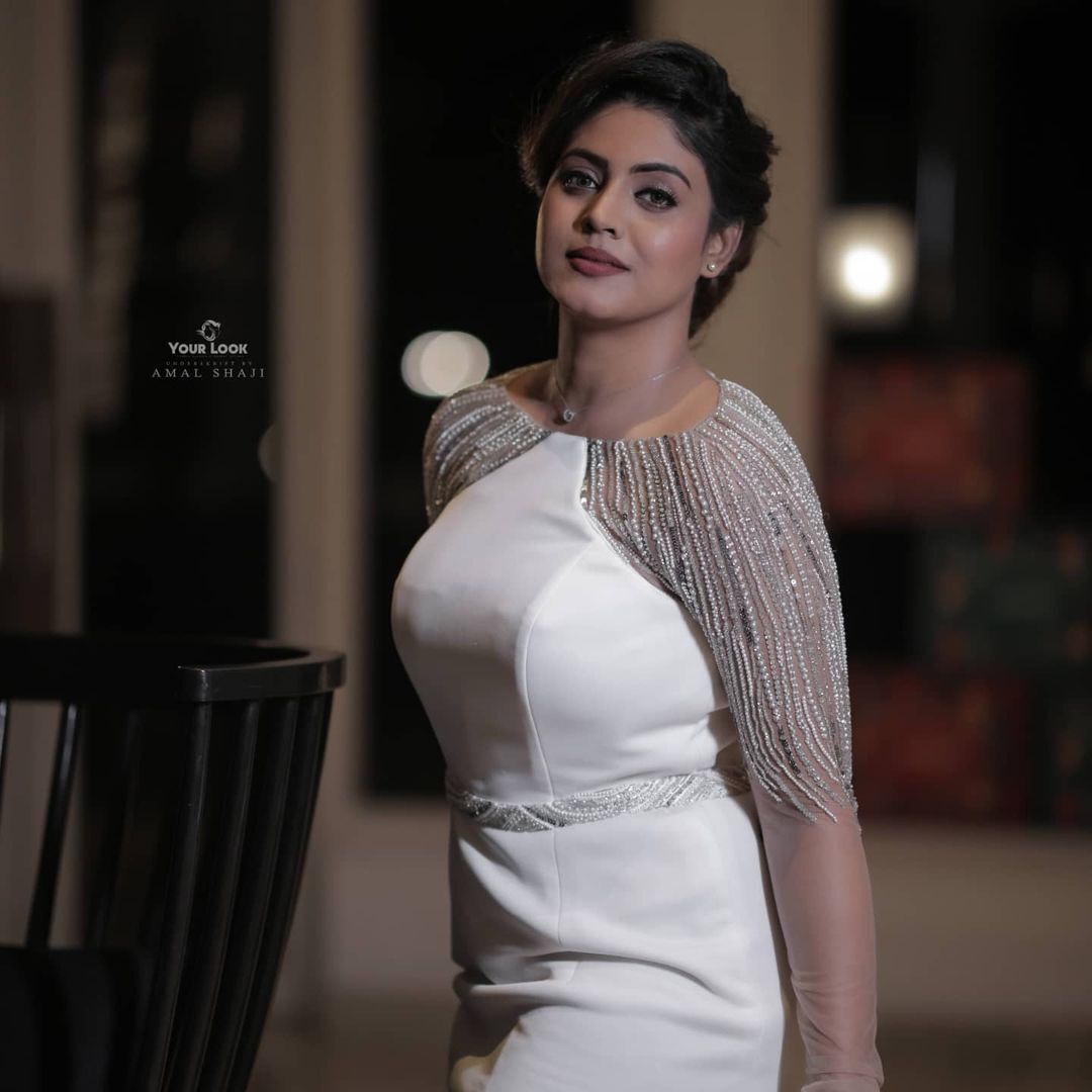 വെള്ള ഗൗണില്‍ ഗ്ലാമറസായി എത്തിയ ഇനിയ; പുത്തന്‍ ചിത്രങ്ങള്‍ ഇതാ