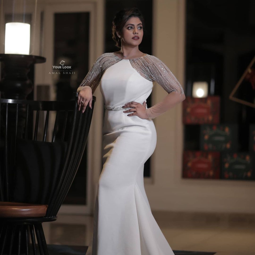 വെള്ള ഗൗണില്‍ ഗ്ലാമറസായി എത്തിയ ഇനിയ; പുത്തന്‍ ചിത്രങ്ങള്‍ ഇതാ