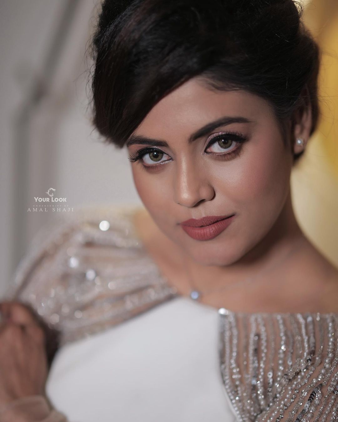 വെള്ള ഗൗണില്‍ ഗ്ലാമറസായി എത്തിയ ഇനിയ; പുത്തന്‍ ചിത്രങ്ങള്‍ ഇതാ