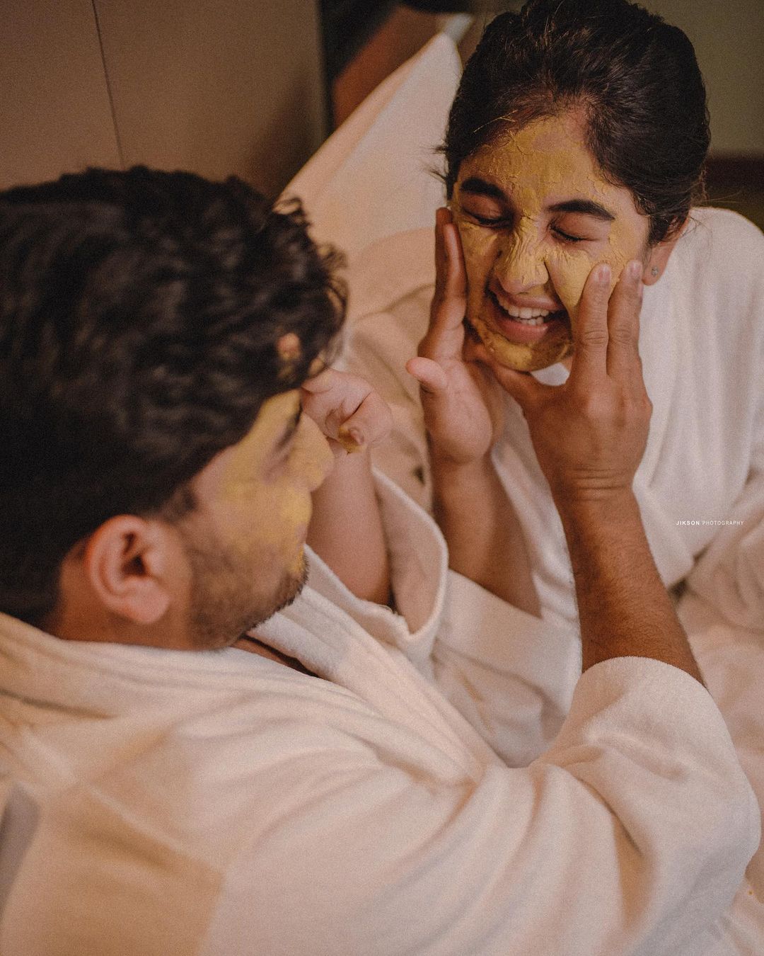  'ഫേസ്പാക്ക് കണ്ണില്‍ പോയാല്‍ ചിരിക്കാന്‍ പറ്റുമോ സക്കീര്‍ ഭായിക്ക്'; എന്നാല്‍ ജീവയ്ക്ക് പറ്റും, വൈറല്‍ ചിത്രങ്ങള്‍