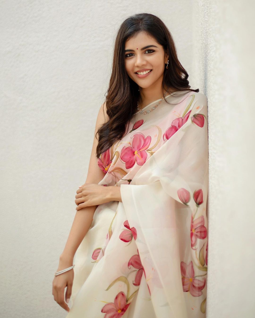 സാരിയില്‍ അതീവ സുന്ദരിയായി കല്യാണി പ്രിയദര്‍ശന്‍; ഫോട്ടോഷൂട്ട് ഏറ്റെടുത്ത് ആരാധകര്‍