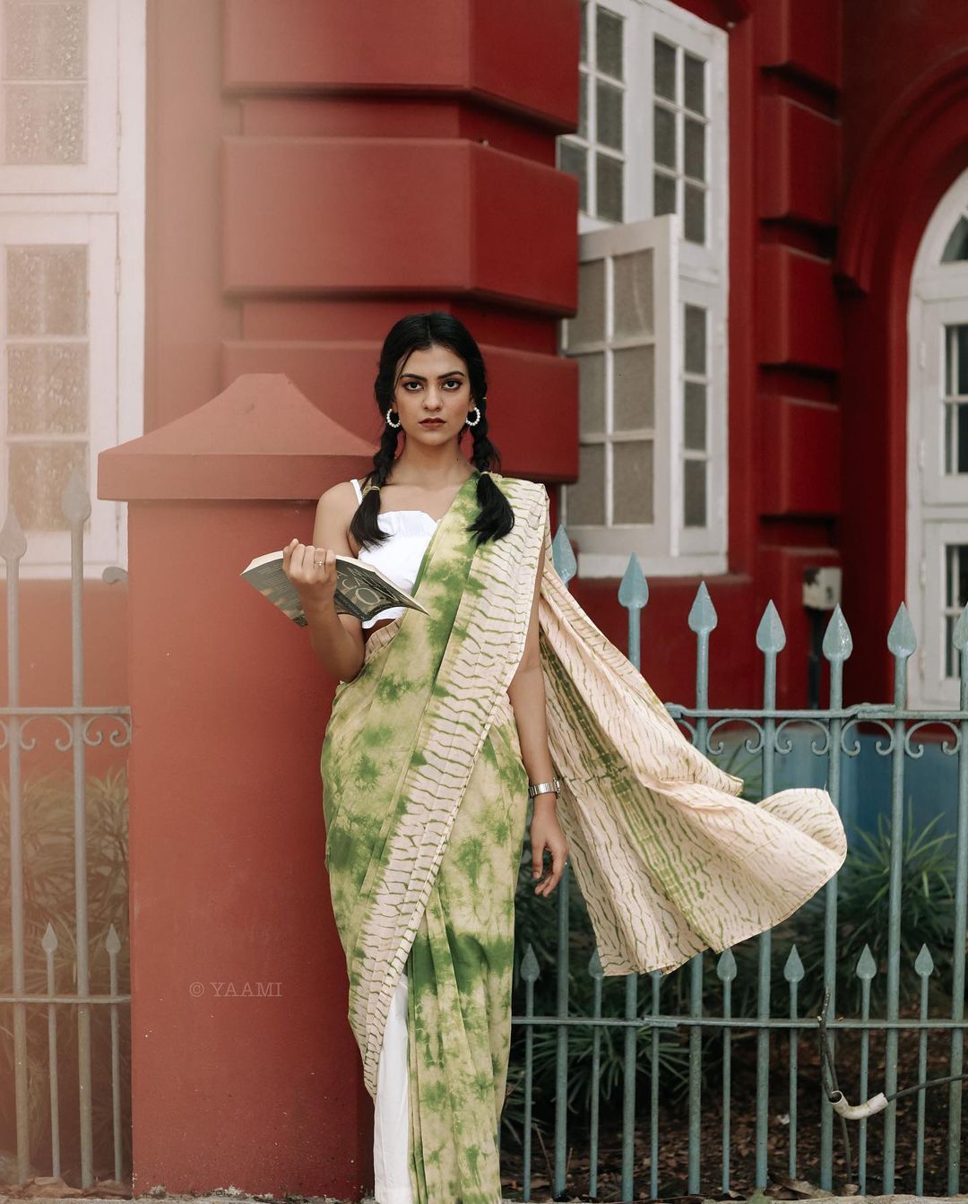 സാരിയ്ക്കൊപ്പം പാന്റ്, പിന്നെ കട്ടകലിപ്പ് ലുക്കും.. പുതിയ ലുക്കിൽ ചൈതന്യ പ്രകാശ്