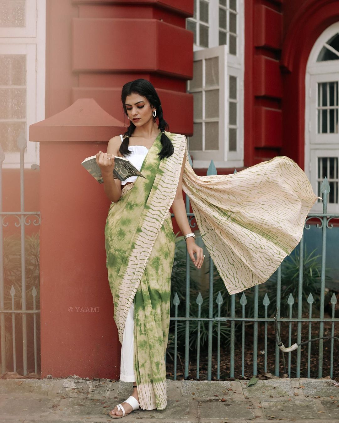 സാരിയ്ക്കൊപ്പം പാന്റ്, പിന്നെ കട്ടകലിപ്പ് ലുക്കും.. പുതിയ ലുക്കിൽ ചൈതന്യ പ്രകാശ്