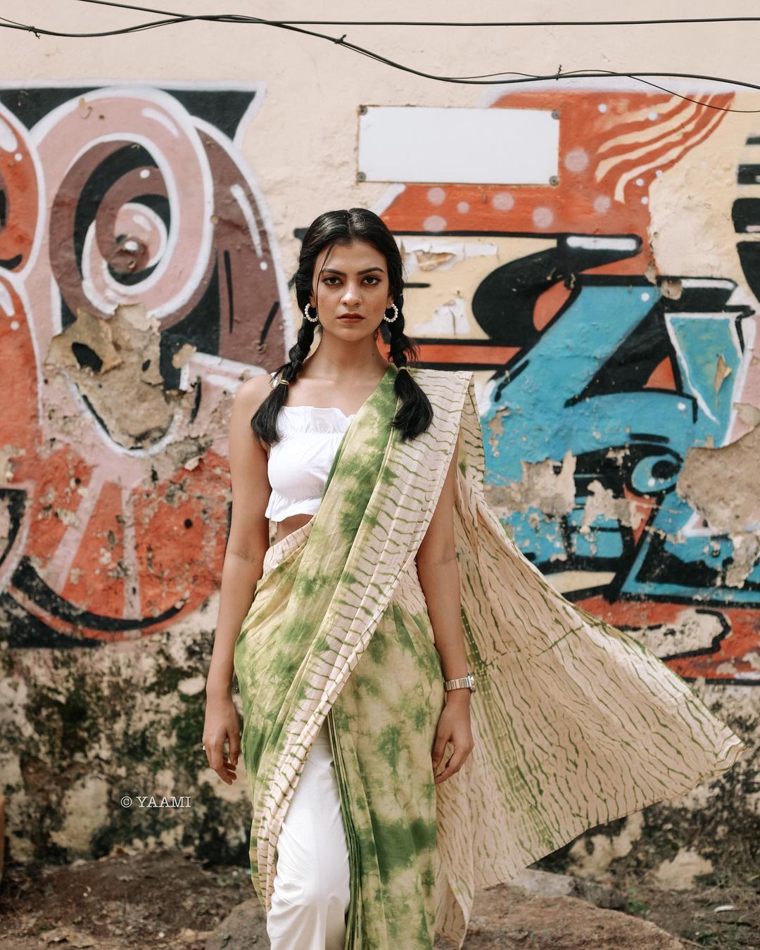 സാരിയ്ക്കൊപ്പം പാന്റ്, പിന്നെ കട്ടകലിപ്പ് ലുക്കും.. പുതിയ ലുക്കിൽ ചൈതന്യ പ്രകാശ്