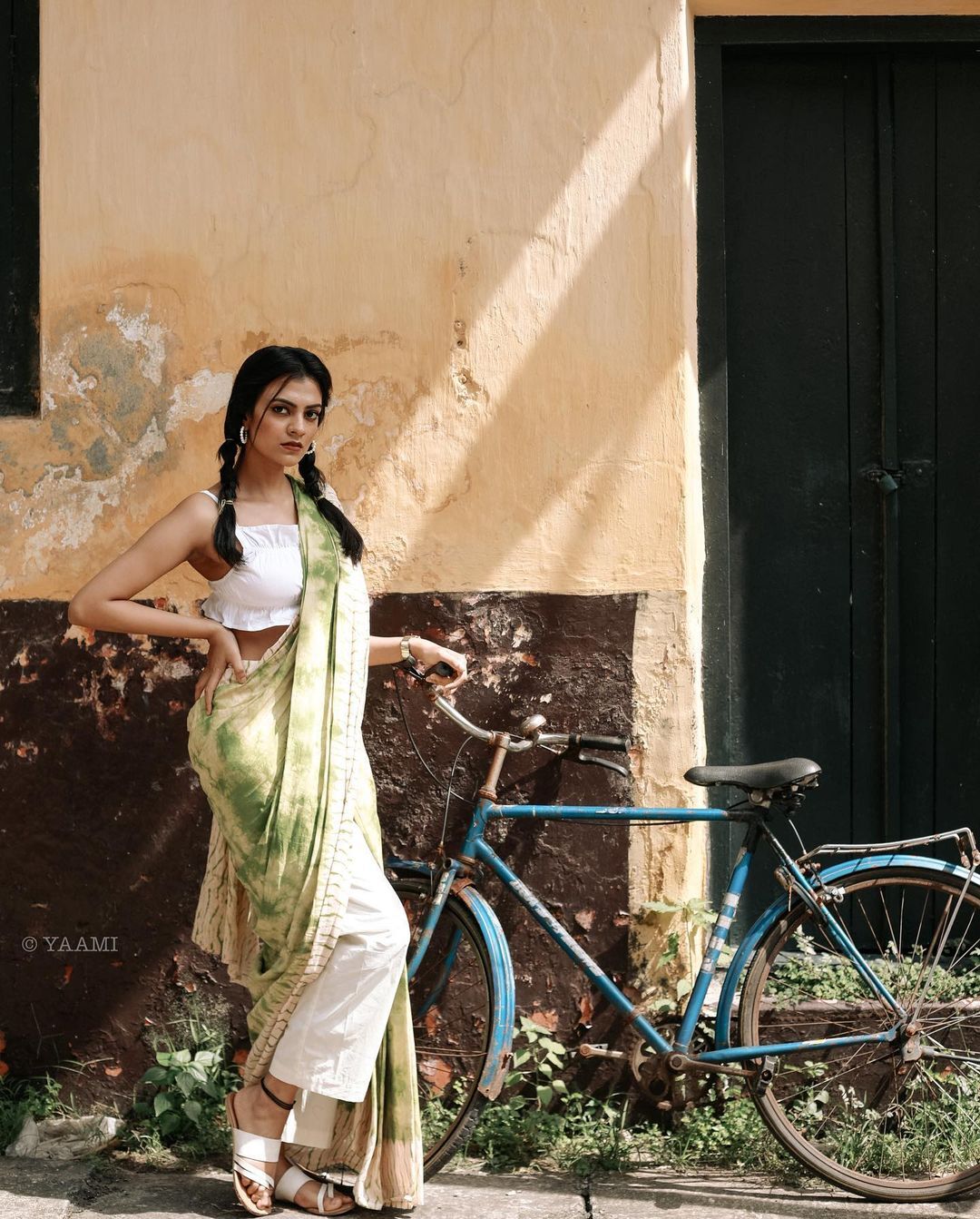 സാരിയ്ക്കൊപ്പം പാന്റ്, പിന്നെ കട്ടകലിപ്പ് ലുക്കും.. പുതിയ ലുക്കിൽ ചൈതന്യ പ്രകാശ്