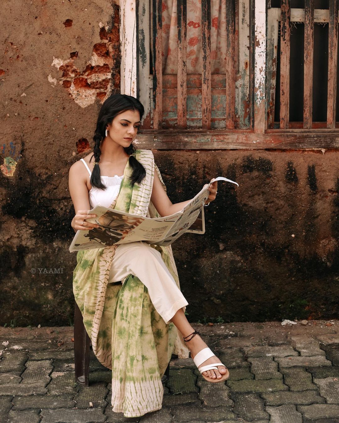 സാരിയ്ക്കൊപ്പം പാന്റ്, പിന്നെ കട്ടകലിപ്പ് ലുക്കും.. പുതിയ ലുക്കിൽ ചൈതന്യ പ്രകാശ്