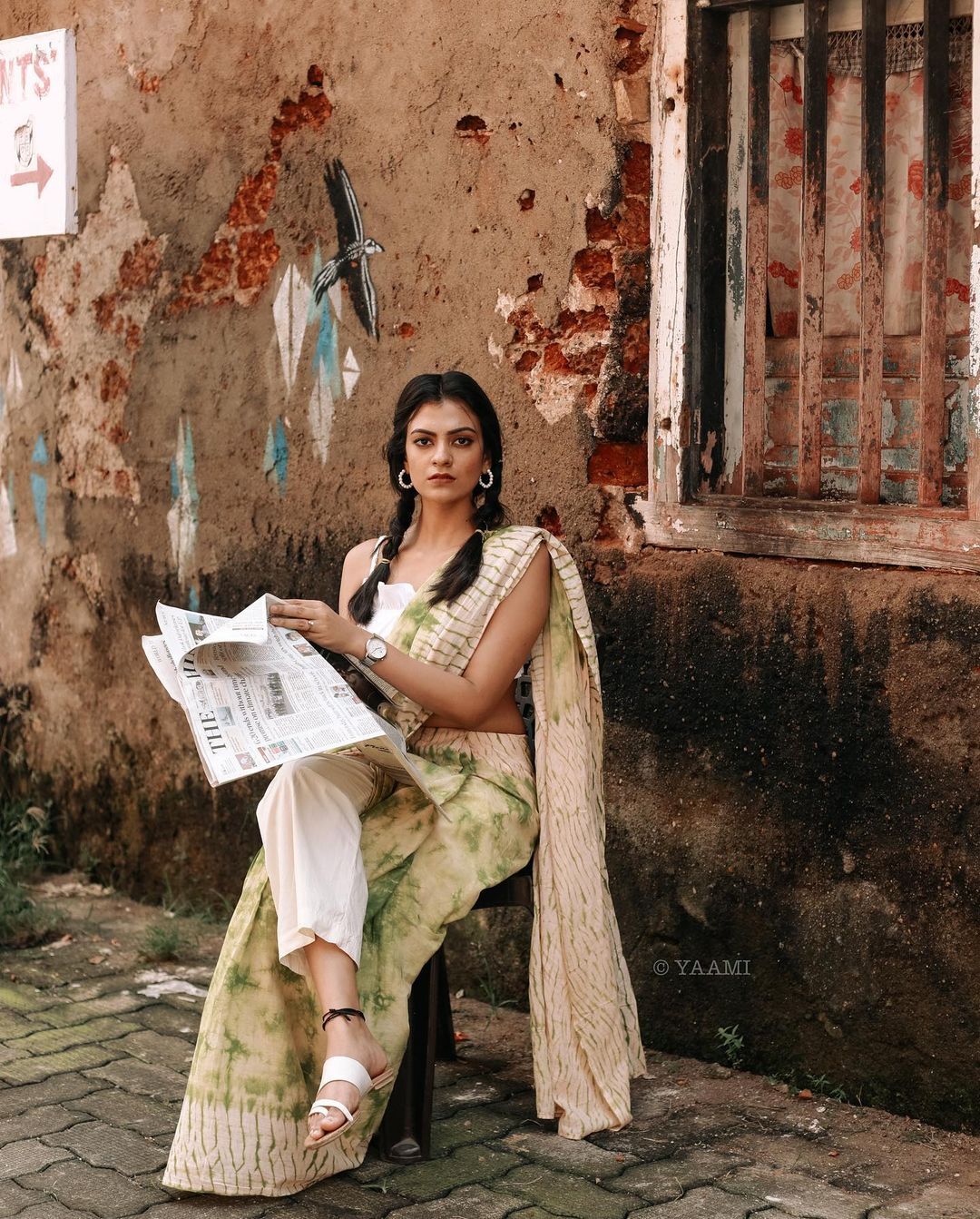 സാരിയ്ക്കൊപ്പം പാന്റ്, പിന്നെ കട്ടകലിപ്പ് ലുക്കും.. പുതിയ ലുക്കിൽ ചൈതന്യ പ്രകാശ്