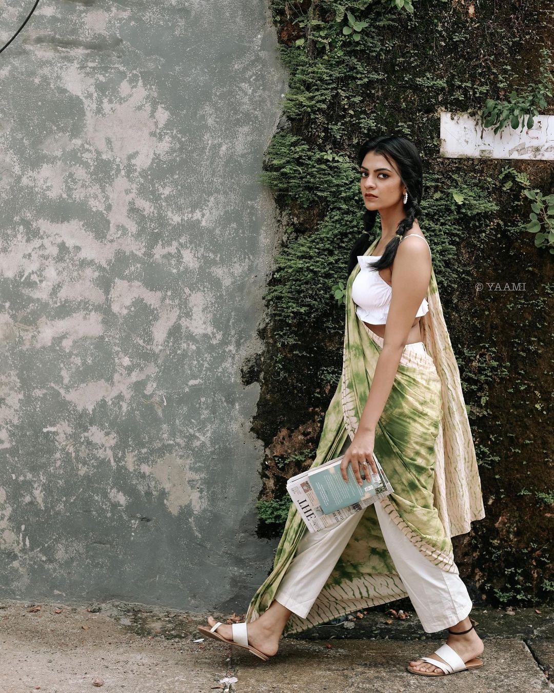 സാരിയ്ക്കൊപ്പം പാന്റ്, പിന്നെ കട്ടകലിപ്പ് ലുക്കും.. പുതിയ ലുക്കിൽ ചൈതന്യ പ്രകാശ്