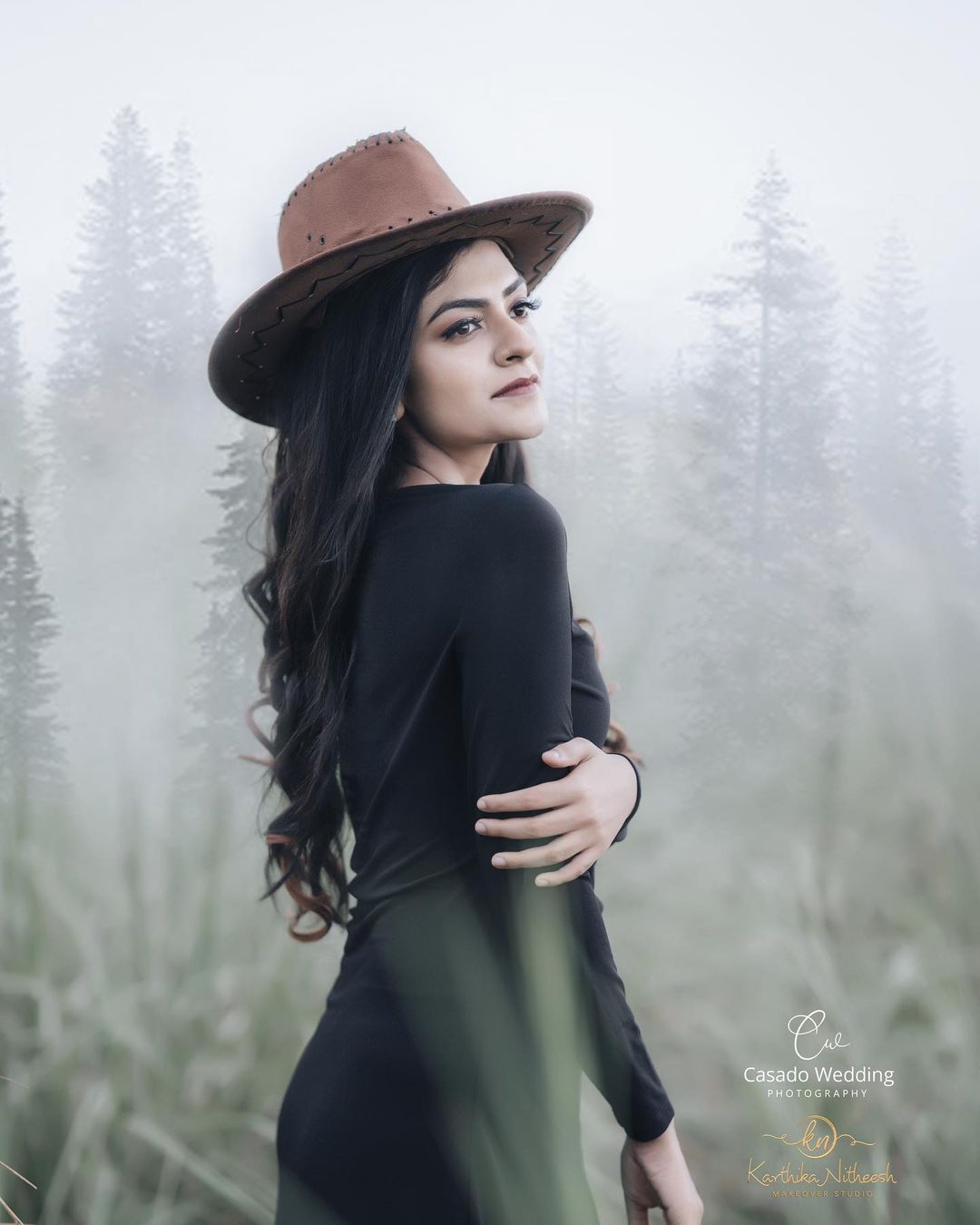 സാരിയ്ക്കൊപ്പം പാന്റ്, പിന്നെ കട്ടകലിപ്പ് ലുക്കും.. പുതിയ ലുക്കിൽ ചൈതന്യ പ്രകാശ്