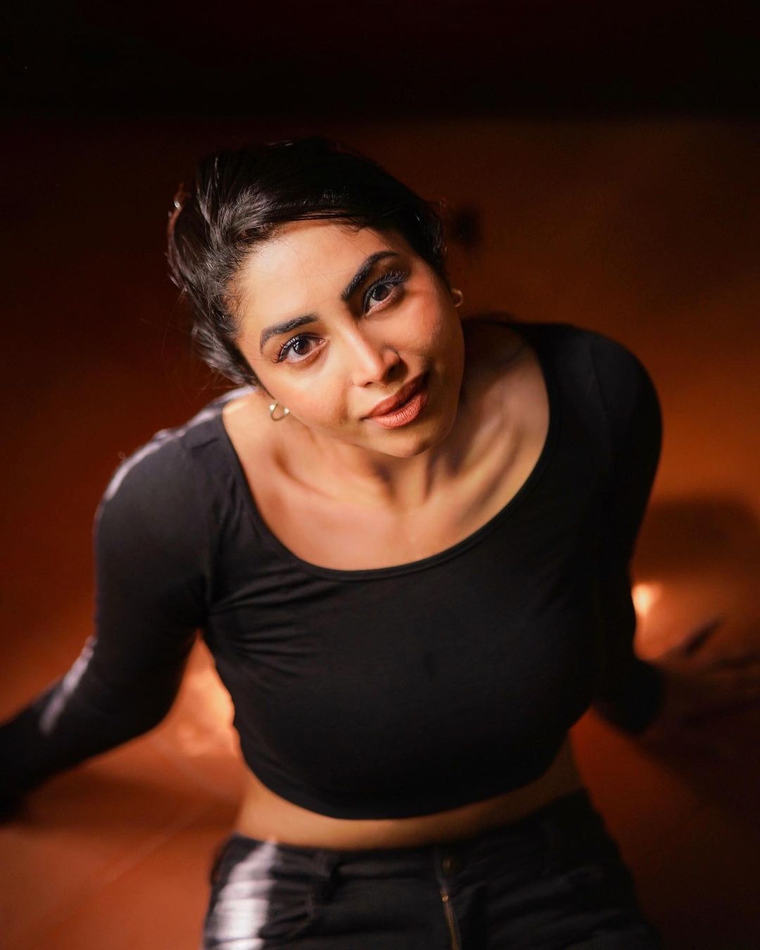 ബെട്ടിയിട്ട ബായതണ്ട് പോലെ കിടക്കണ കിടപ്പ് കണ്ടാ എളാപ്പാ; അമേയയുടെ ഫോട്ടോഷൂട്ട് ഏറ്റെടുത്ത് ആരാധകര്‍