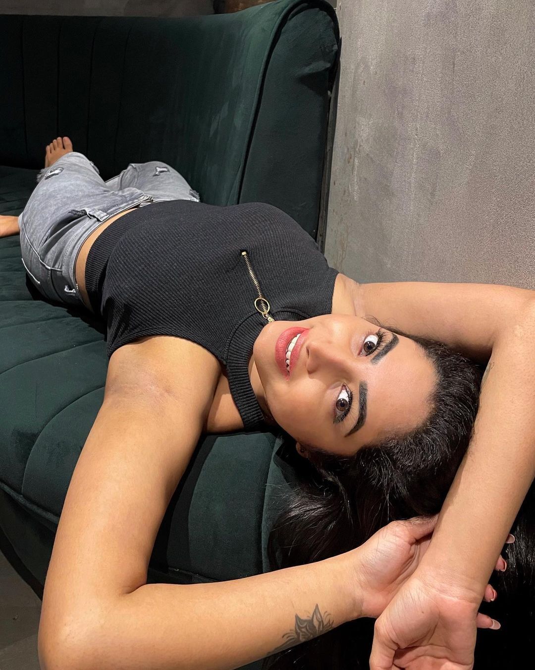 ബെട്ടിയിട്ട ബായതണ്ട് പോലെ കിടക്കണ കിടപ്പ് കണ്ടാ എളാപ്പാ; അമേയയുടെ ഫോട്ടോഷൂട്ട് ഏറ്റെടുത്ത് ആരാധകര്‍