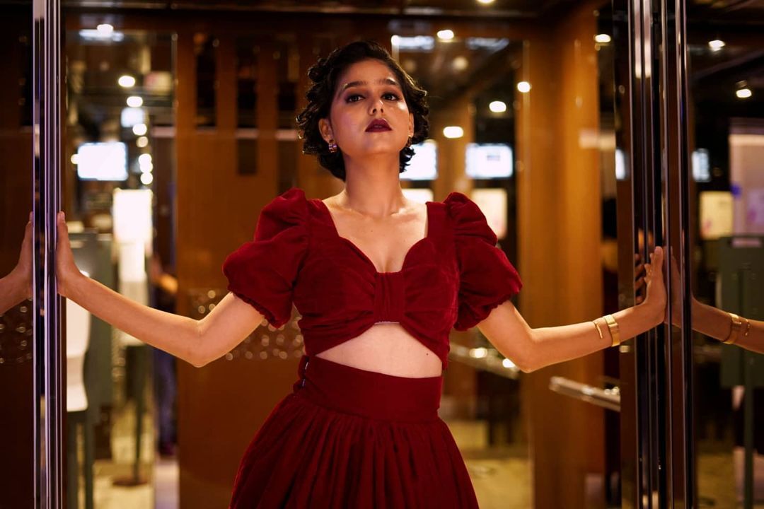 മുടി മുറിച്ച് വ്യത്യസ്ത ലുക്കില്‍ അനശ്വര; പുതിയ ലുക്കിന് പിന്നിലുള്ള രഹസ്യം എന്താണെന്ന് ആരാധകര്‍