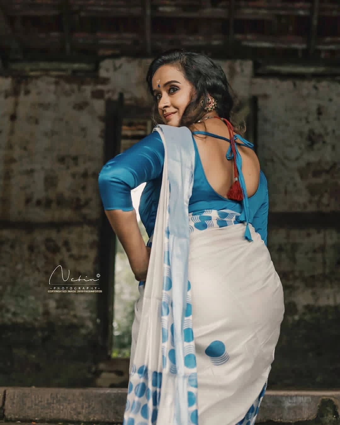 റെഡ് വൈനും കയ്യിലേന്തി ഷാലു മേനോന്റെ ക്രിസ്തുമസ് മേക്കോവര്‍; ഫോട്ടോഷൂട്ട് പൊളിച്ചെന്ന് ആരാധകര്‍