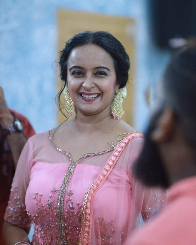 റെഡ് വൈനും കയ്യിലേന്തി ഷാലു മേനോന്റെ ക്രിസ്തുമസ് മേക്കോവര്‍; ഫോട്ടോഷൂട്ട് പൊളിച്ചെന്ന് ആരാധകര്‍
