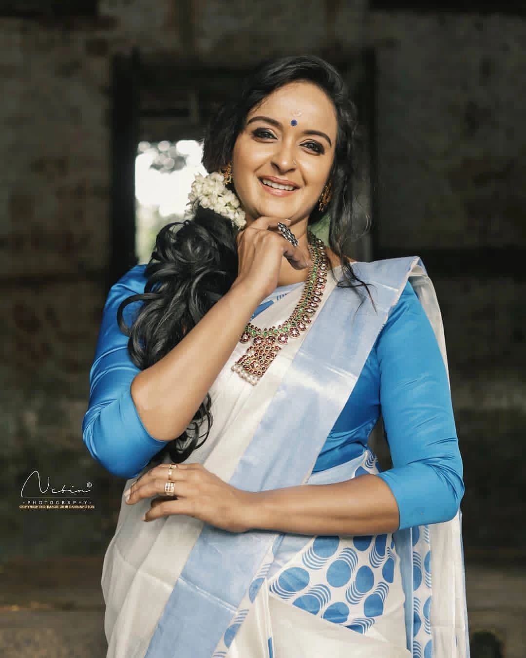 റെഡ് വൈനും കയ്യിലേന്തി ഷാലു മേനോന്റെ ക്രിസ്തുമസ് മേക്കോവര്‍; ഫോട്ടോഷൂട്ട് പൊളിച്ചെന്ന് ആരാധകര്‍