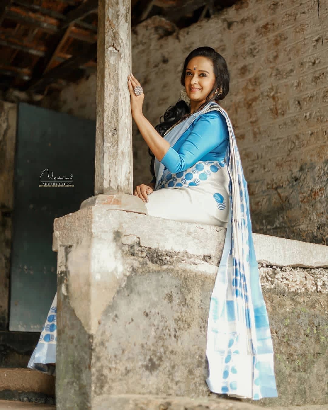 റെഡ് വൈനും കയ്യിലേന്തി ഷാലു മേനോന്റെ ക്രിസ്തുമസ് മേക്കോവര്‍; ഫോട്ടോഷൂട്ട് പൊളിച്ചെന്ന് ആരാധകര്‍