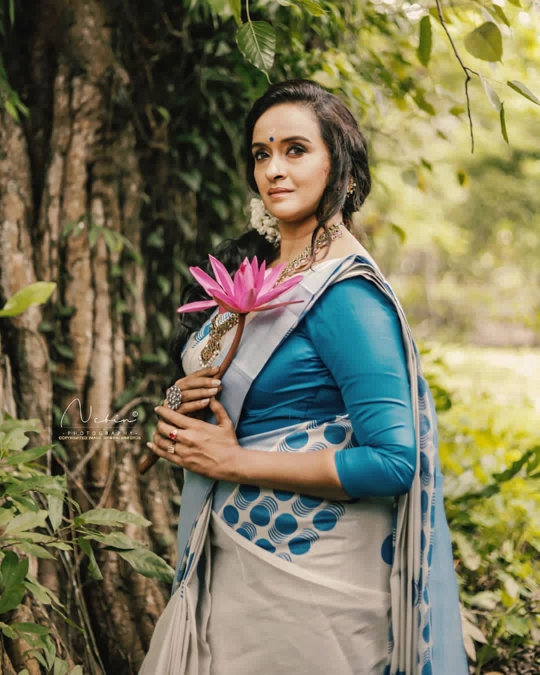 റെഡ് വൈനും കയ്യിലേന്തി ഷാലു മേനോന്റെ ക്രിസ്തുമസ് മേക്കോവര്‍; ഫോട്ടോഷൂട്ട് പൊളിച്ചെന്ന് ആരാധകര്‍