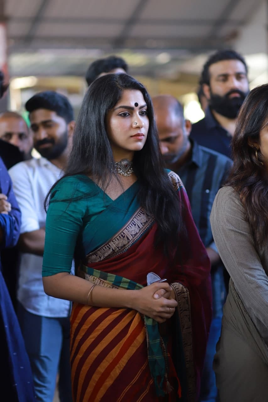 സാരിയില്‍ തിളങ്ങി സ്വാസിക; ലുക്കായിട്ടുണ്ടെന്ന് ആരാധകര്‍
