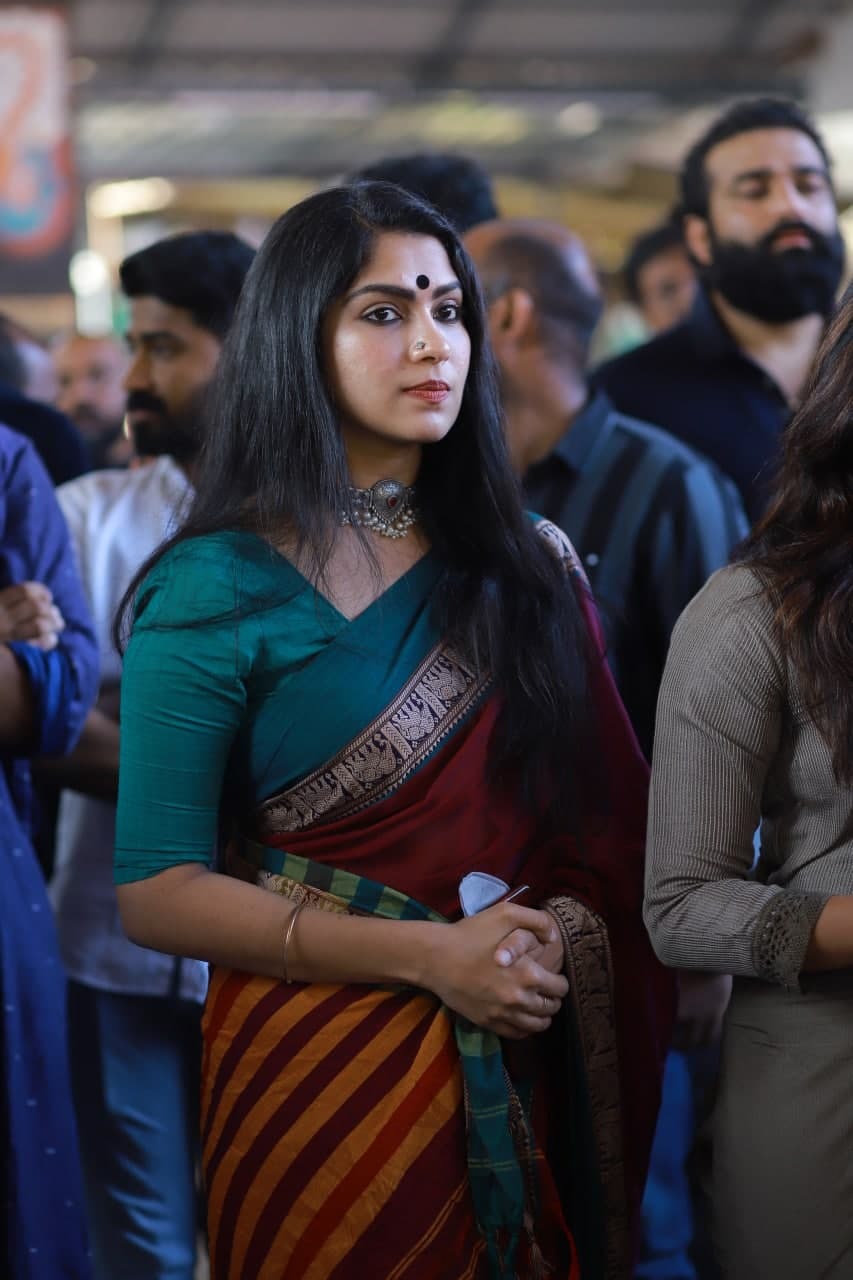 സാരിയില്‍ തിളങ്ങി സ്വാസിക; ലുക്കായിട്ടുണ്ടെന്ന് ആരാധകര്‍