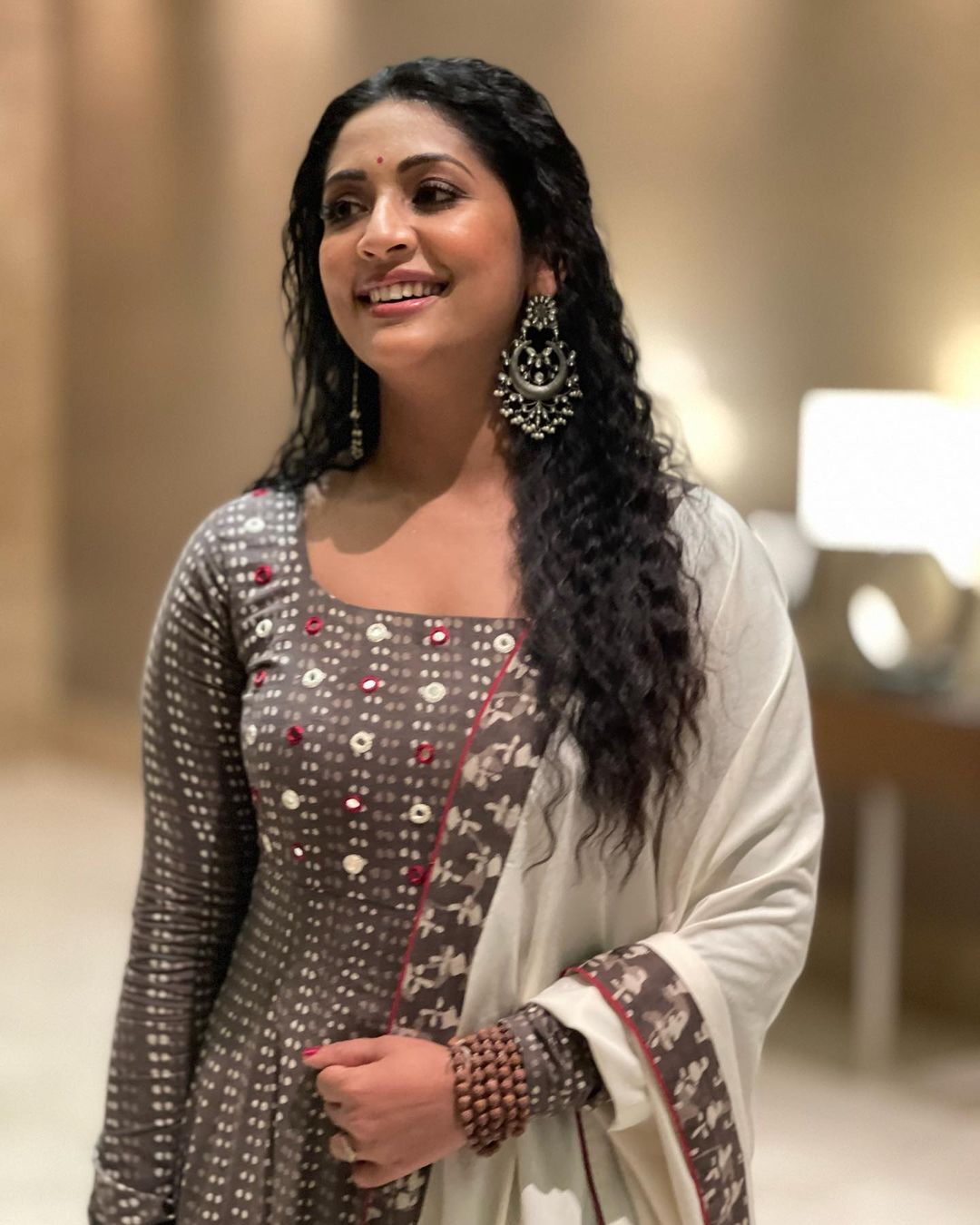 ചുവപ്പ് സാരിയില്‍ സുന്ദരിയായി നവ്യനായര്‍