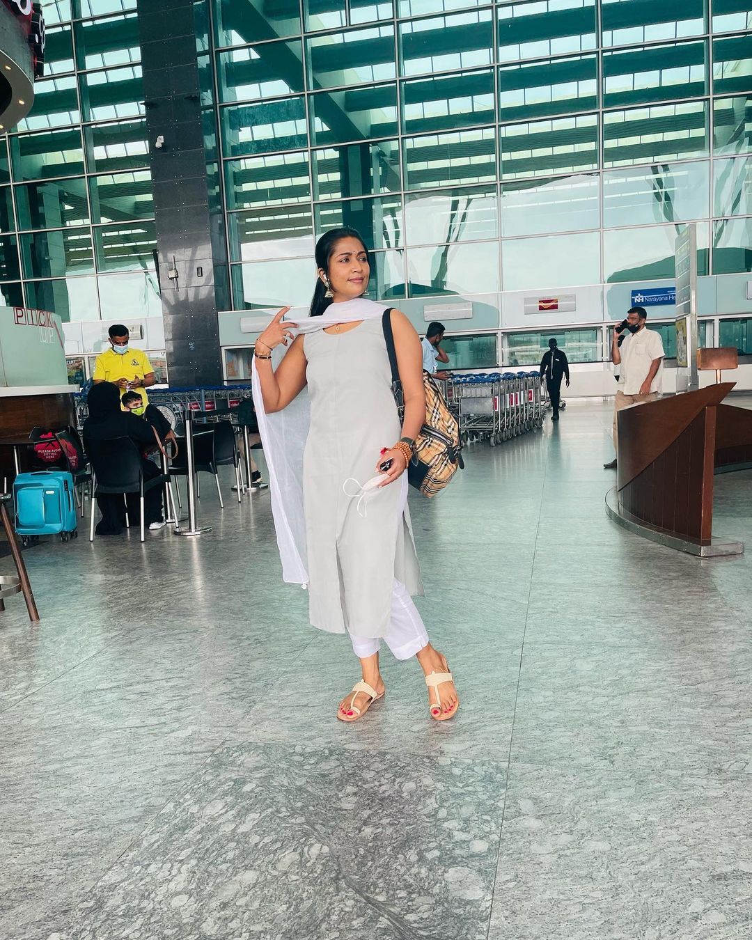 ചുവപ്പ് സാരിയില്‍ സുന്ദരിയായി നവ്യനായര്‍