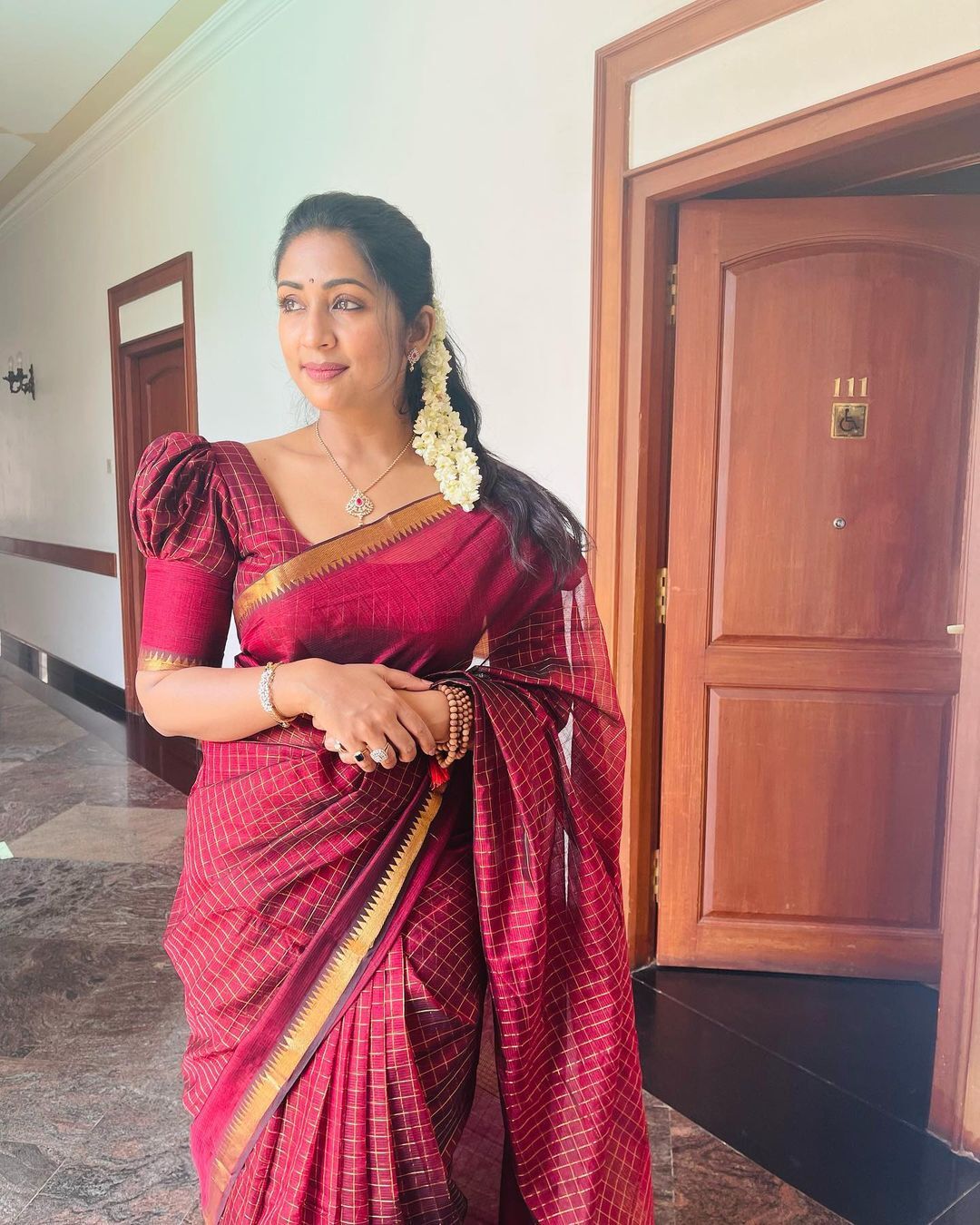ചുവപ്പ് സാരിയില്‍ സുന്ദരിയായി നവ്യനായര്‍