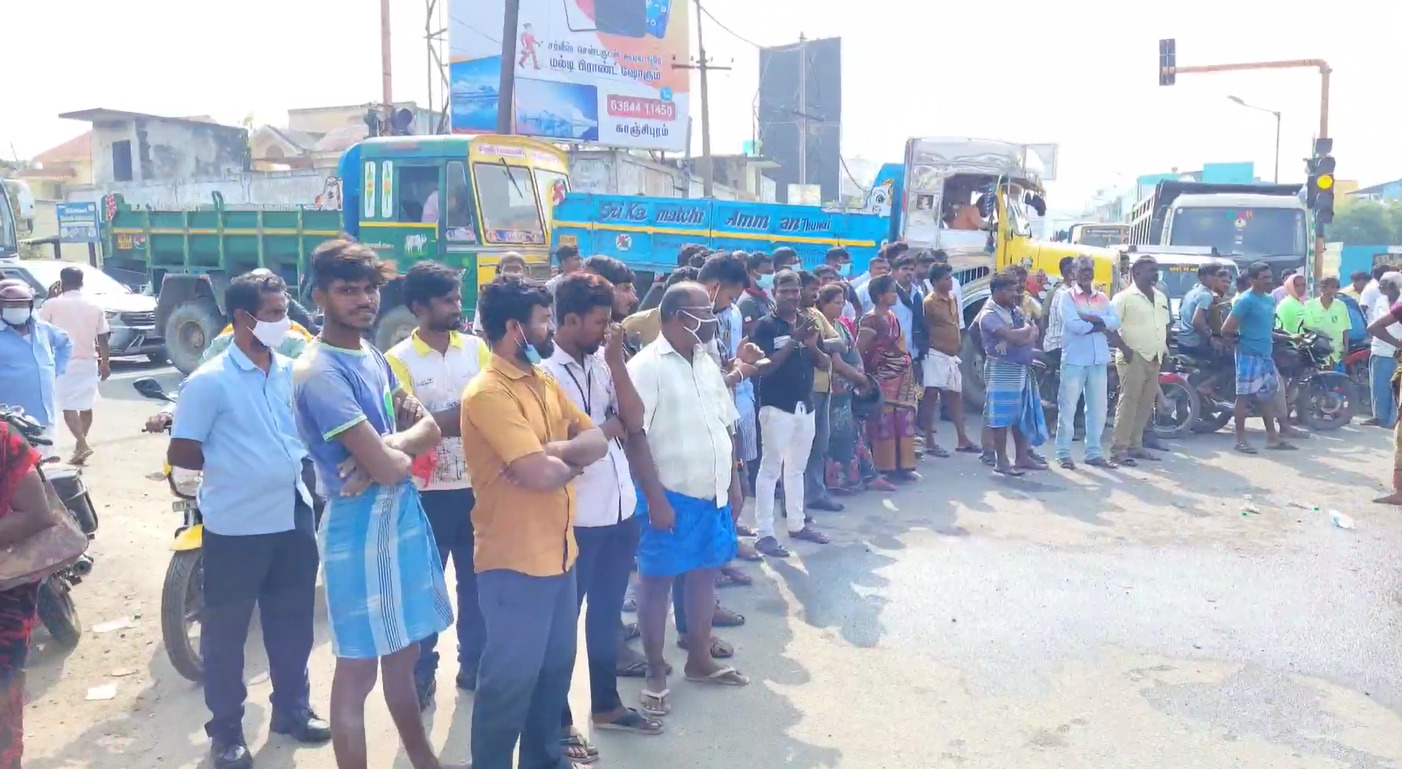 PHOTOS :  திருநங்கைகள் இடையே தள்ளுமுள்ளு...சாலையில் உருண்டு புரண்டு போராட்டம்..காஞ்சிபுரத்தில் சம்பவம்!