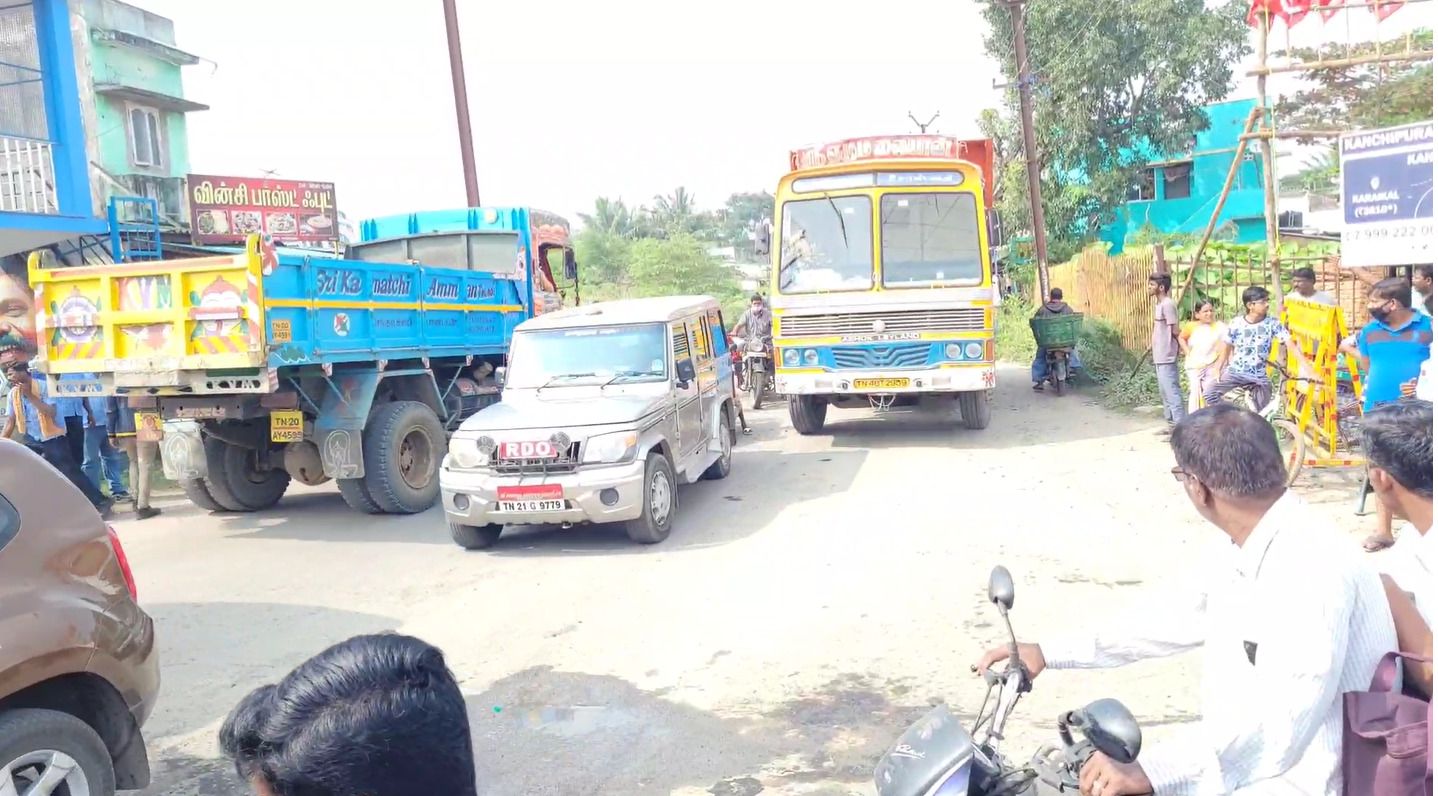 PHOTOS :  திருநங்கைகள் இடையே தள்ளுமுள்ளு...சாலையில் உருண்டு புரண்டு போராட்டம்..காஞ்சிபுரத்தில் சம்பவம்!