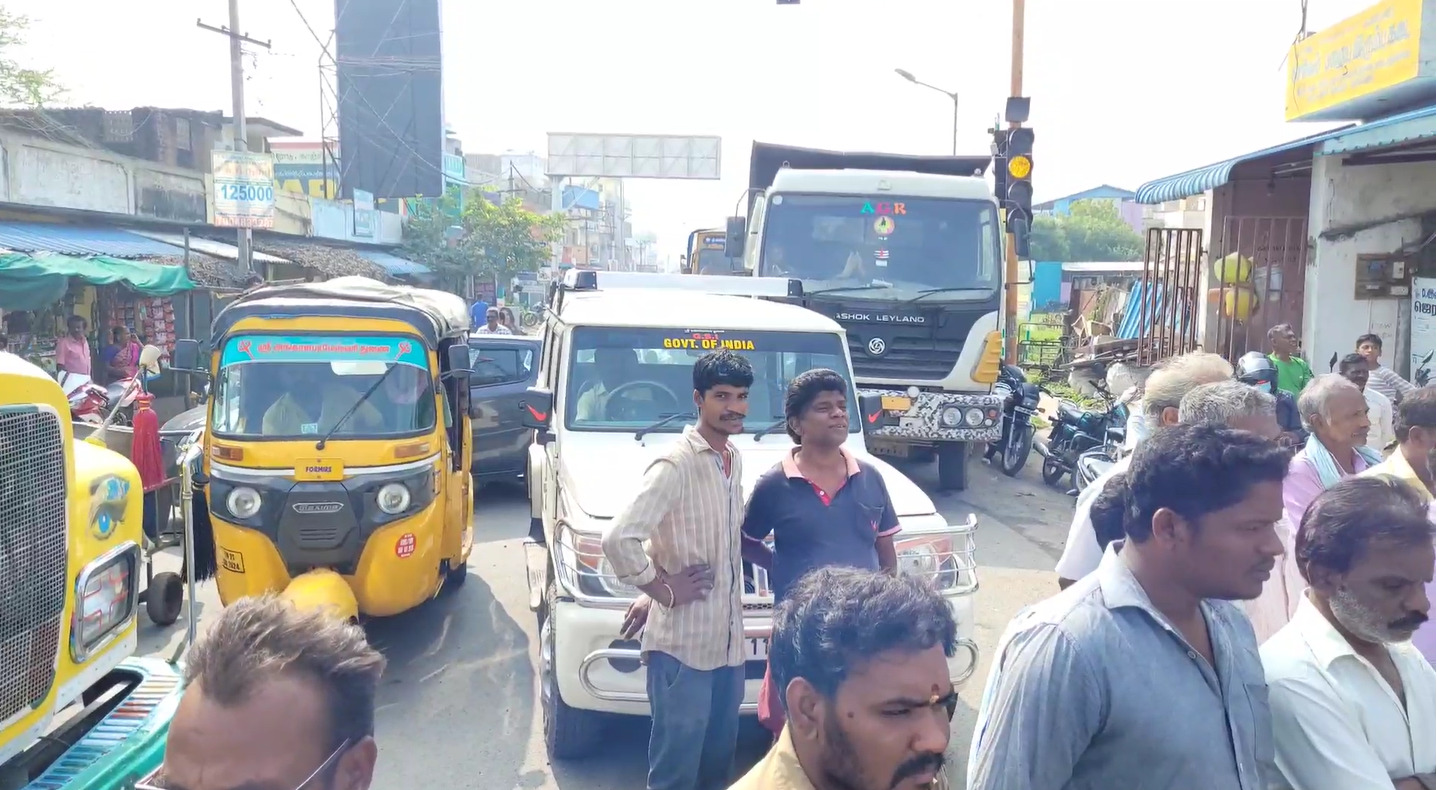 PHOTOS :  திருநங்கைகள் இடையே தள்ளுமுள்ளு...சாலையில் உருண்டு புரண்டு போராட்டம்..காஞ்சிபுரத்தில் சம்பவம்!