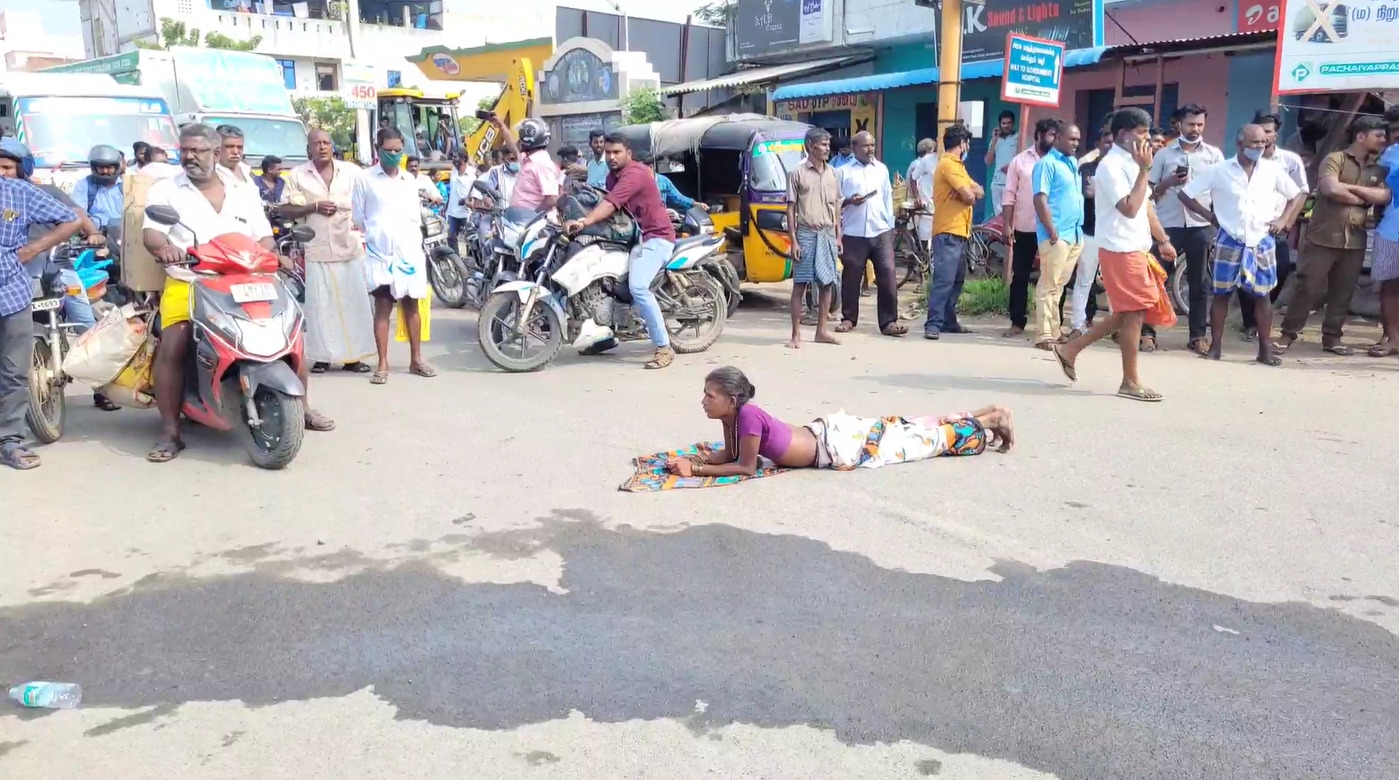 PHOTOS :  திருநங்கைகள் இடையே தள்ளுமுள்ளு...சாலையில் உருண்டு புரண்டு போராட்டம்..காஞ்சிபுரத்தில் சம்பவம்!