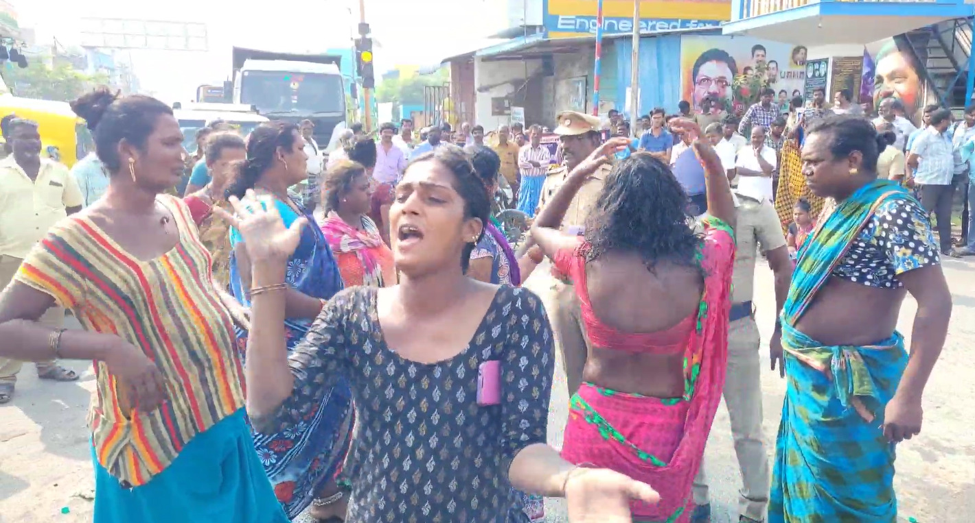 PHOTOS :  திருநங்கைகள் இடையே தள்ளுமுள்ளு...சாலையில் உருண்டு புரண்டு போராட்டம்..காஞ்சிபுரத்தில் சம்பவம்!