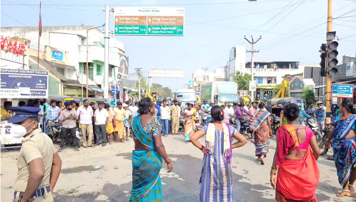 PHOTOS :  திருநங்கைகள் இடையே தள்ளுமுள்ளு...சாலையில் உருண்டு புரண்டு போராட்டம்..காஞ்சிபுரத்தில் சம்பவம்!
