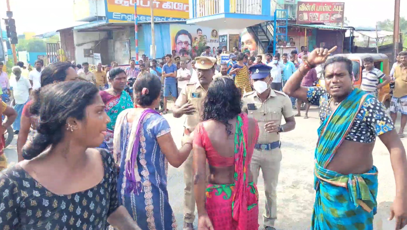 PHOTOS :  திருநங்கைகள் இடையே தள்ளுமுள்ளு...சாலையில் உருண்டு புரண்டு போராட்டம்..காஞ்சிபுரத்தில் சம்பவம்!