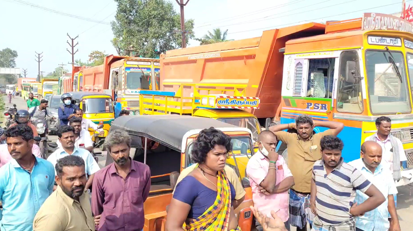 PHOTOS :  திருநங்கைகள் இடையே தள்ளுமுள்ளு...சாலையில் உருண்டு புரண்டு போராட்டம்..காஞ்சிபுரத்தில் சம்பவம்!